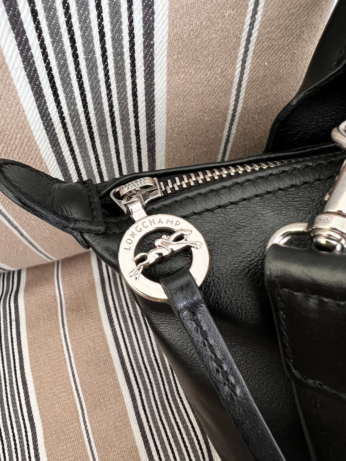 롱샴 르 플리아쥬 블랙 레더 크로스백 상품이미지3