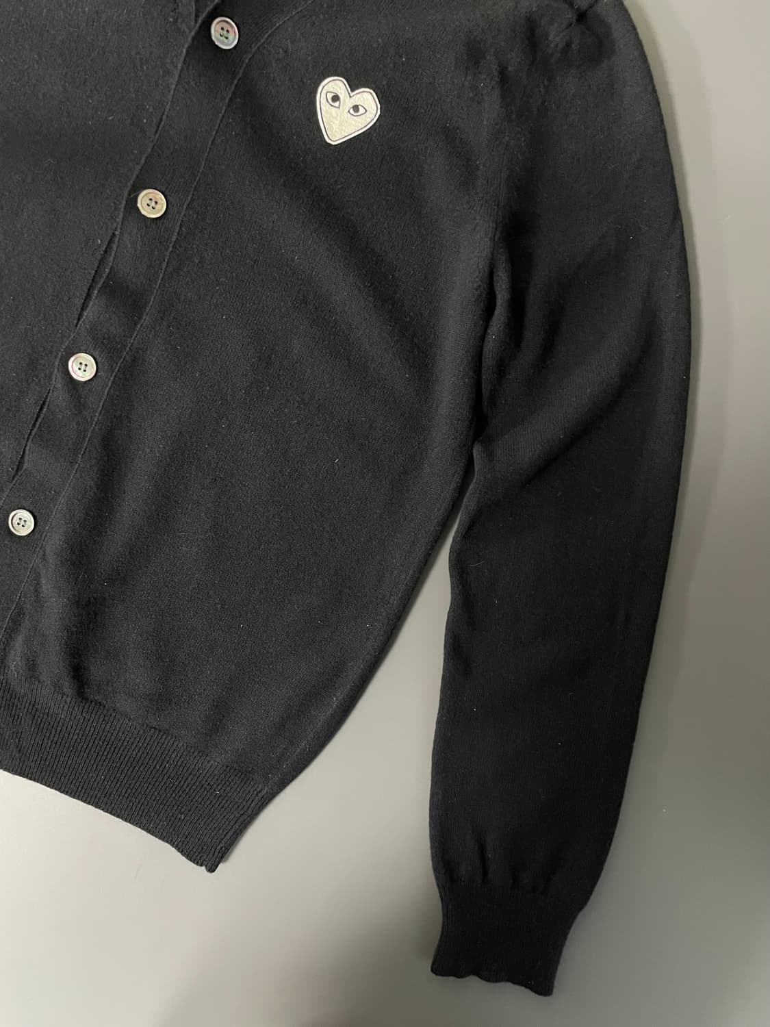 [L] 꼼데가르송 화이트 와펜 자수로고 울 가디건 상품이미지6