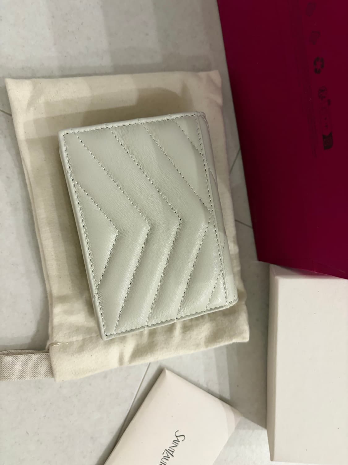 생로랑 카산드라 마틀라세 플랩 카드 케이스 퀼티드 램스킨 블랑 상품이미지3
