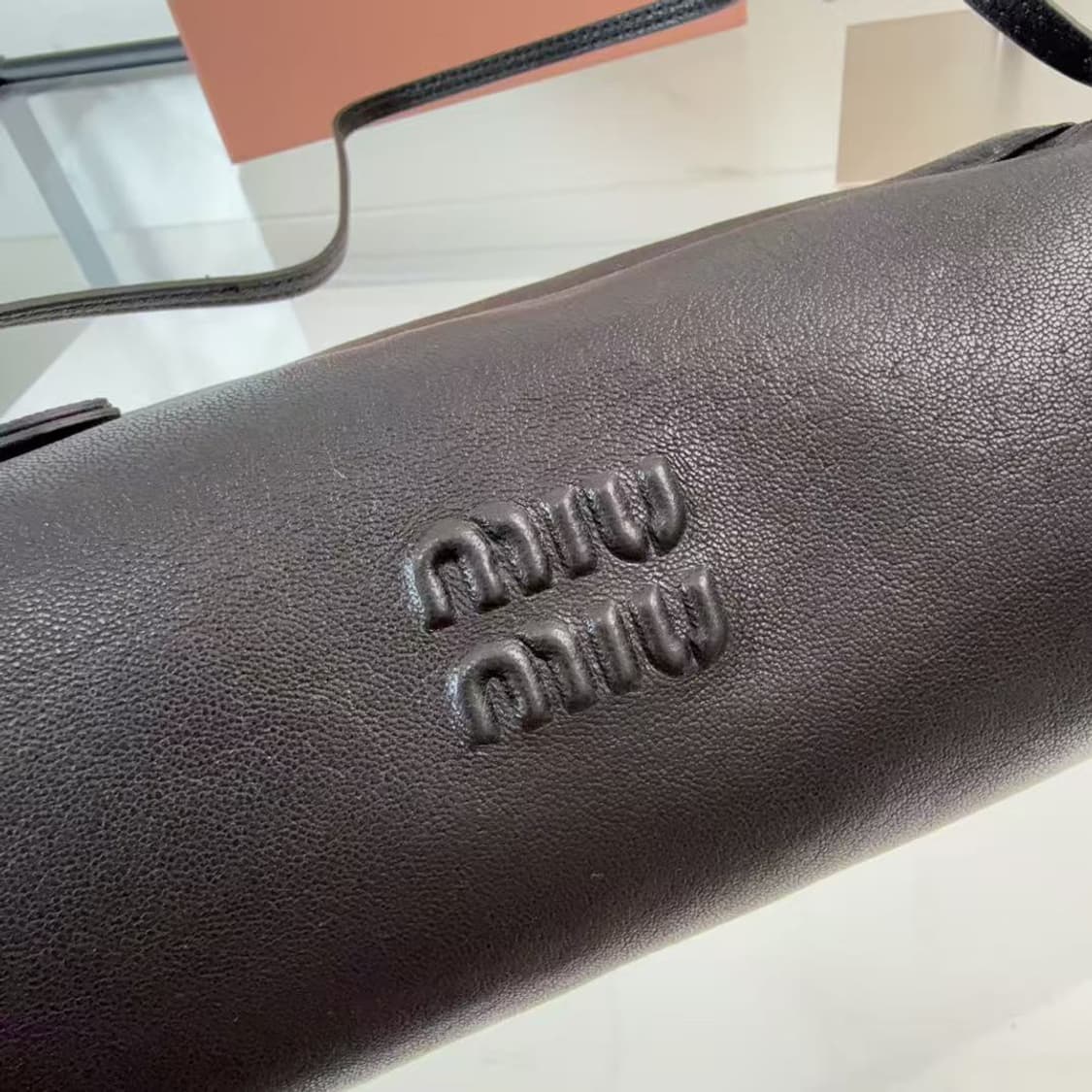 미우 미우 나파 레더 미니 파우치 상품이미지6