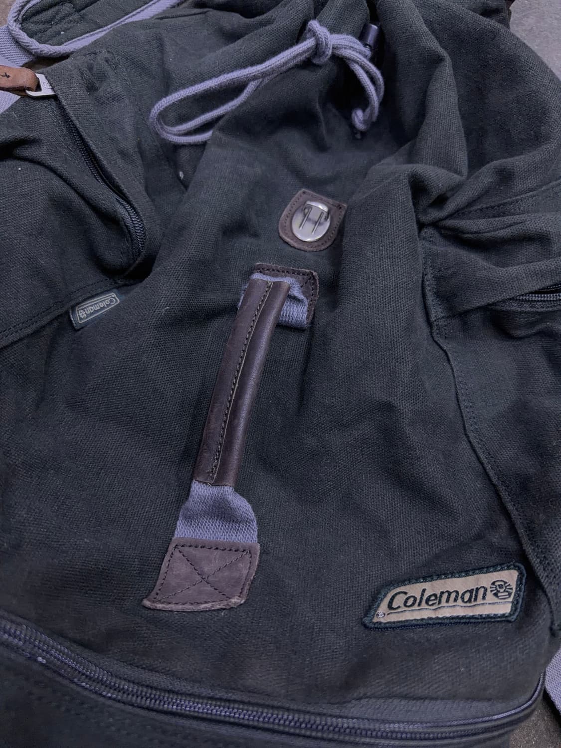 콜맨 캔버스 가죽 배색 아웃도어 멀티 백팩 다크 올리브 상품이미지3