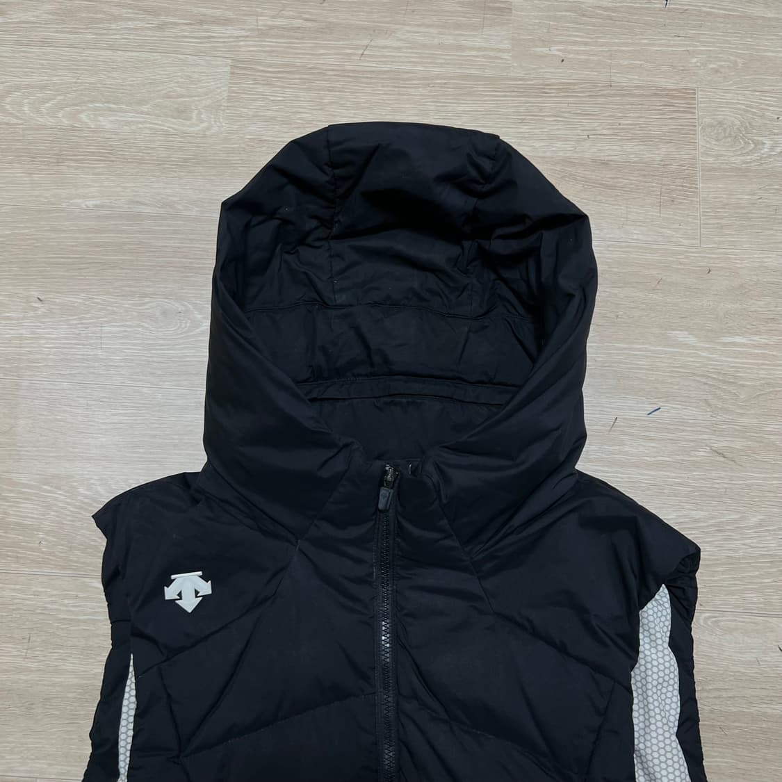 데상트 런 여성 덕다운 크롭후드 패딩 조끼 [블랙] 3XL/115 상품이미지2