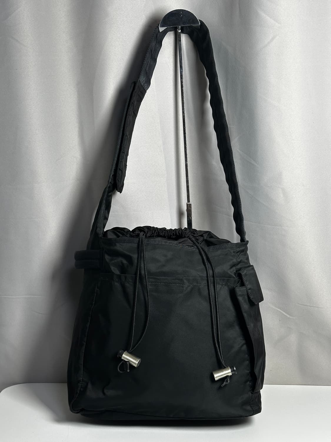 프라다 나일론 드로스트링 크로스백 상품이미지4