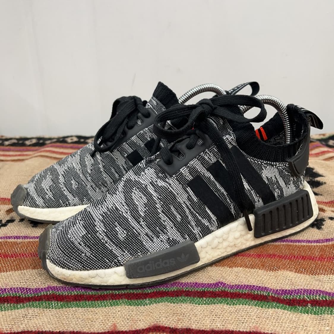 아디다스 NMD R1 블랙 글리치 런닝화 운동화 220 X01441 상품이미지1