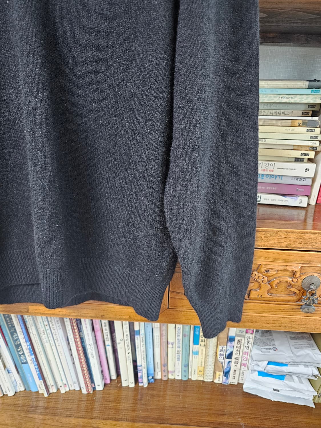 라쿤털 캐시미어 혼합 Verno 브이넥 니트 블랙 팔아요 m미디움 100 상품이미지4