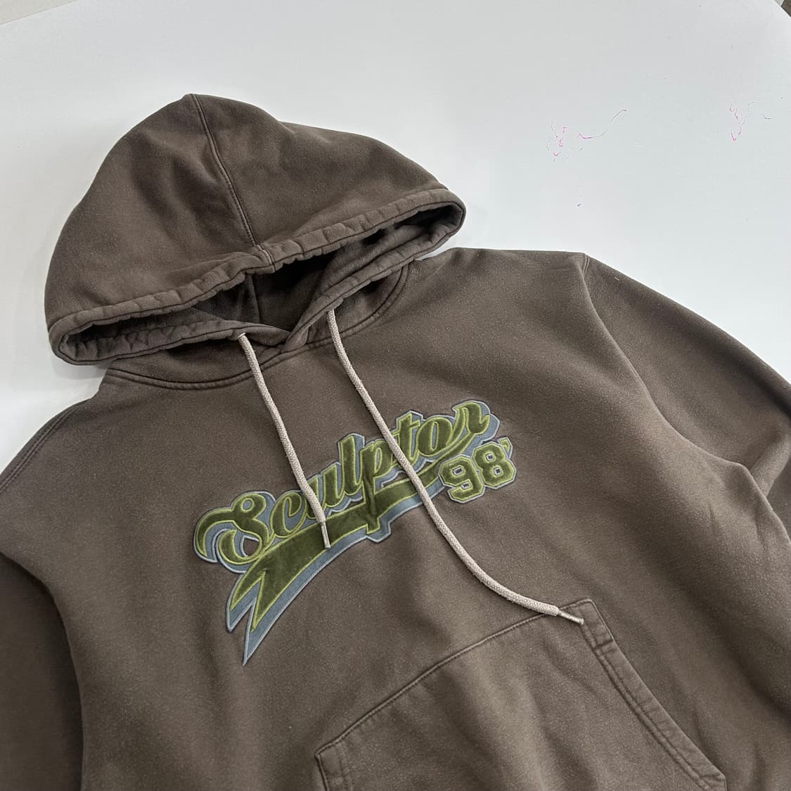 Sculptor 스컬프터 레터링 벨벳 로고 애쉬 브라운 후드티 상품이미지5