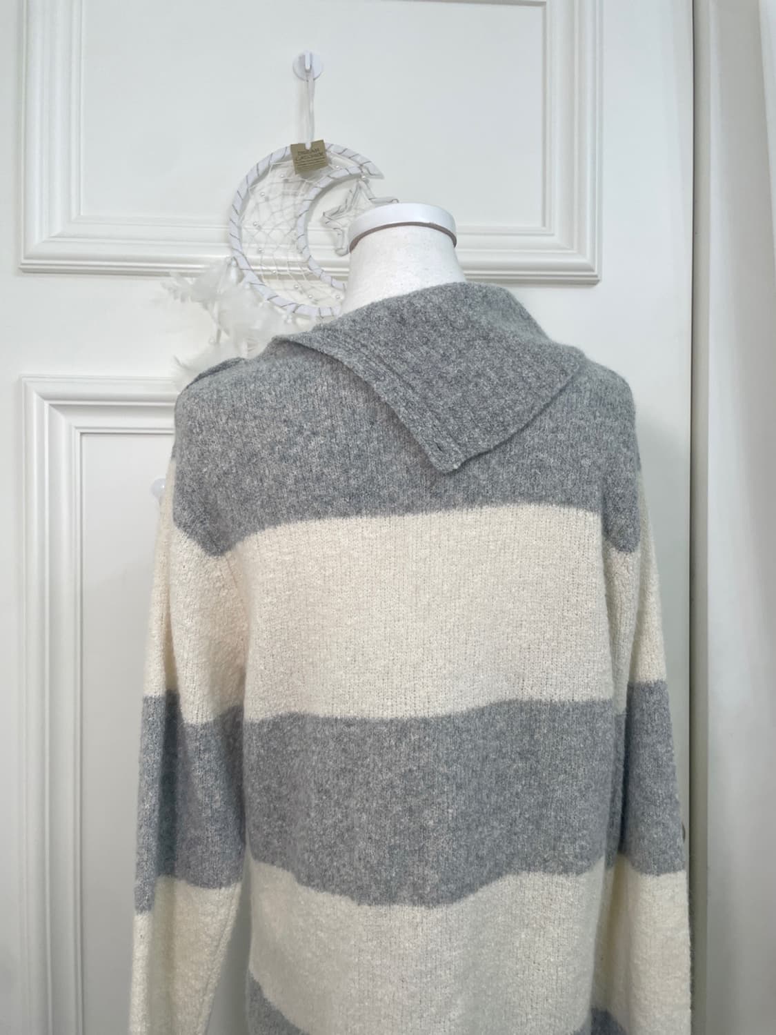 gray ivory big stripe side-neck sweater 상품이미지4