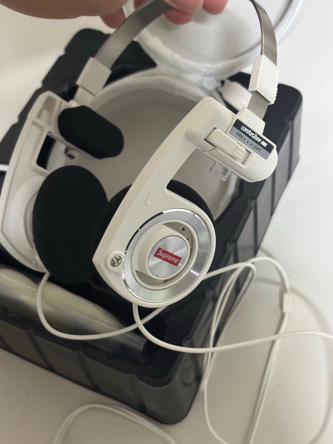 Supreme x Koss Portapro Headphones White 상품이미지1