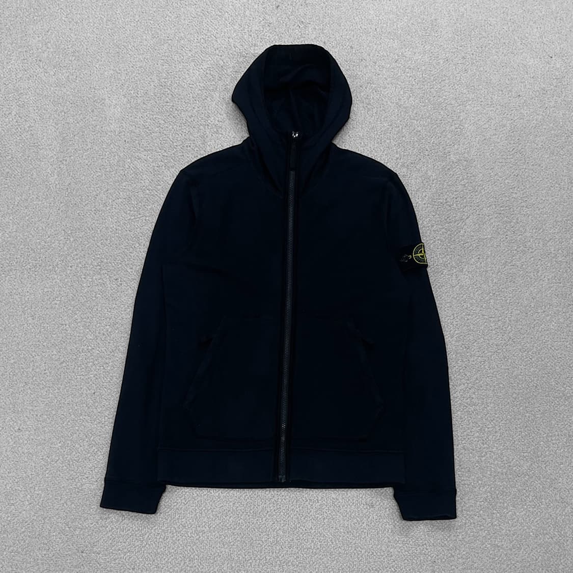 스톤아일랜드 와펜 패치 풀 오버 후드집업 블랙 상품이미지2