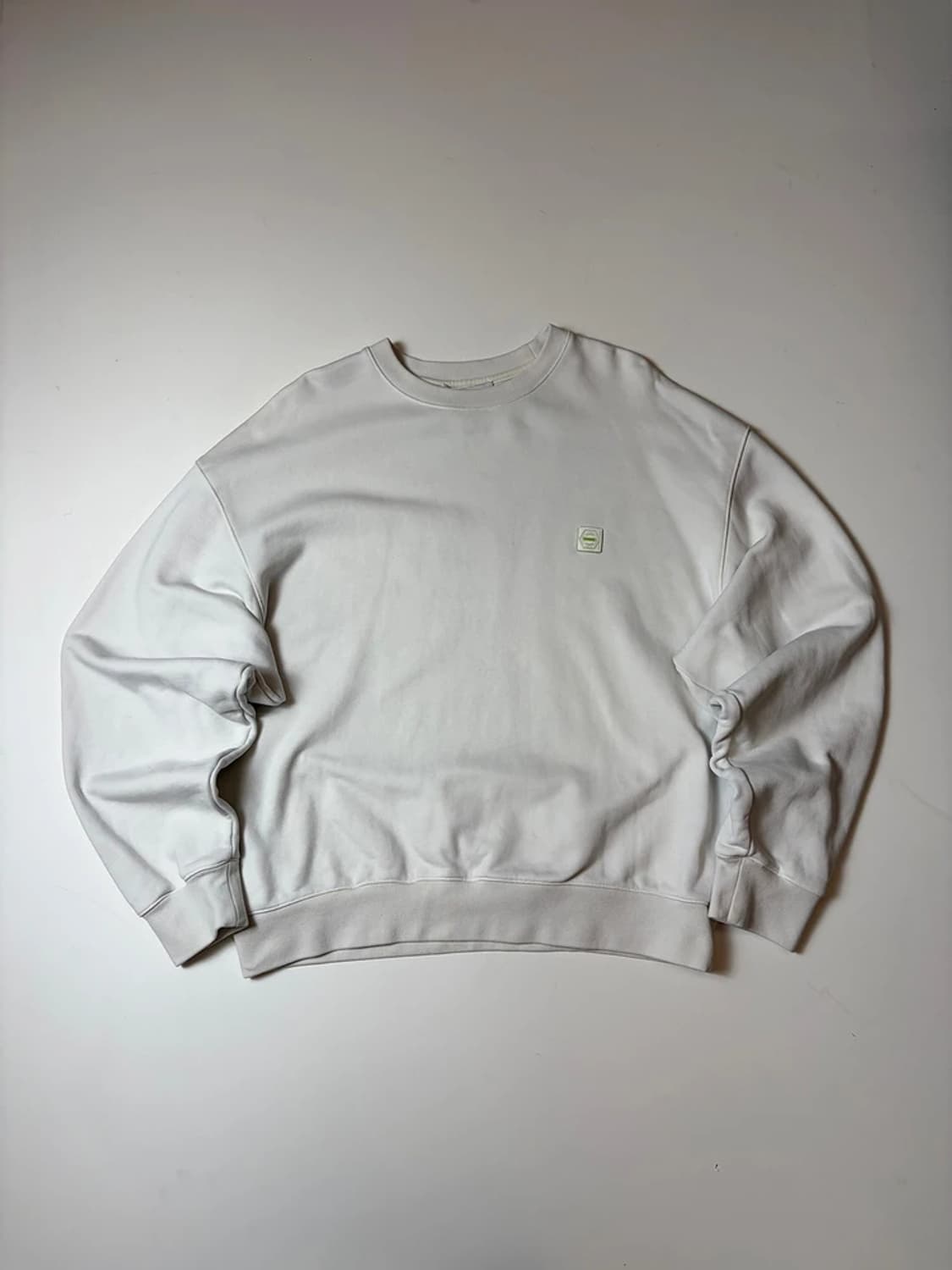 솔리드옴므 25ss 백 로고 오버 맨투맨 PN9270 상품이미지3