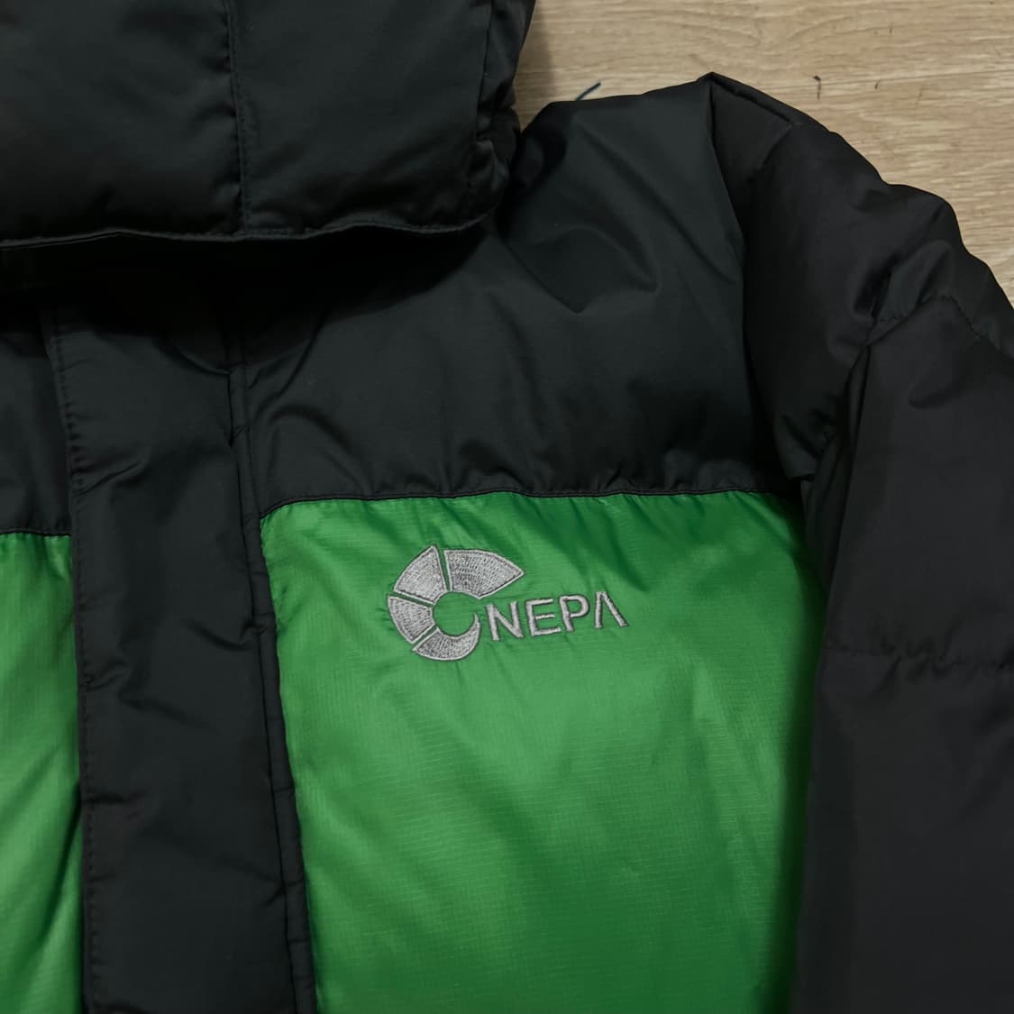 네파 이웃도어 덕다운 투톤 배색 후드 패딩 점퍼 [그린/블랙] S/90 상품이미지4