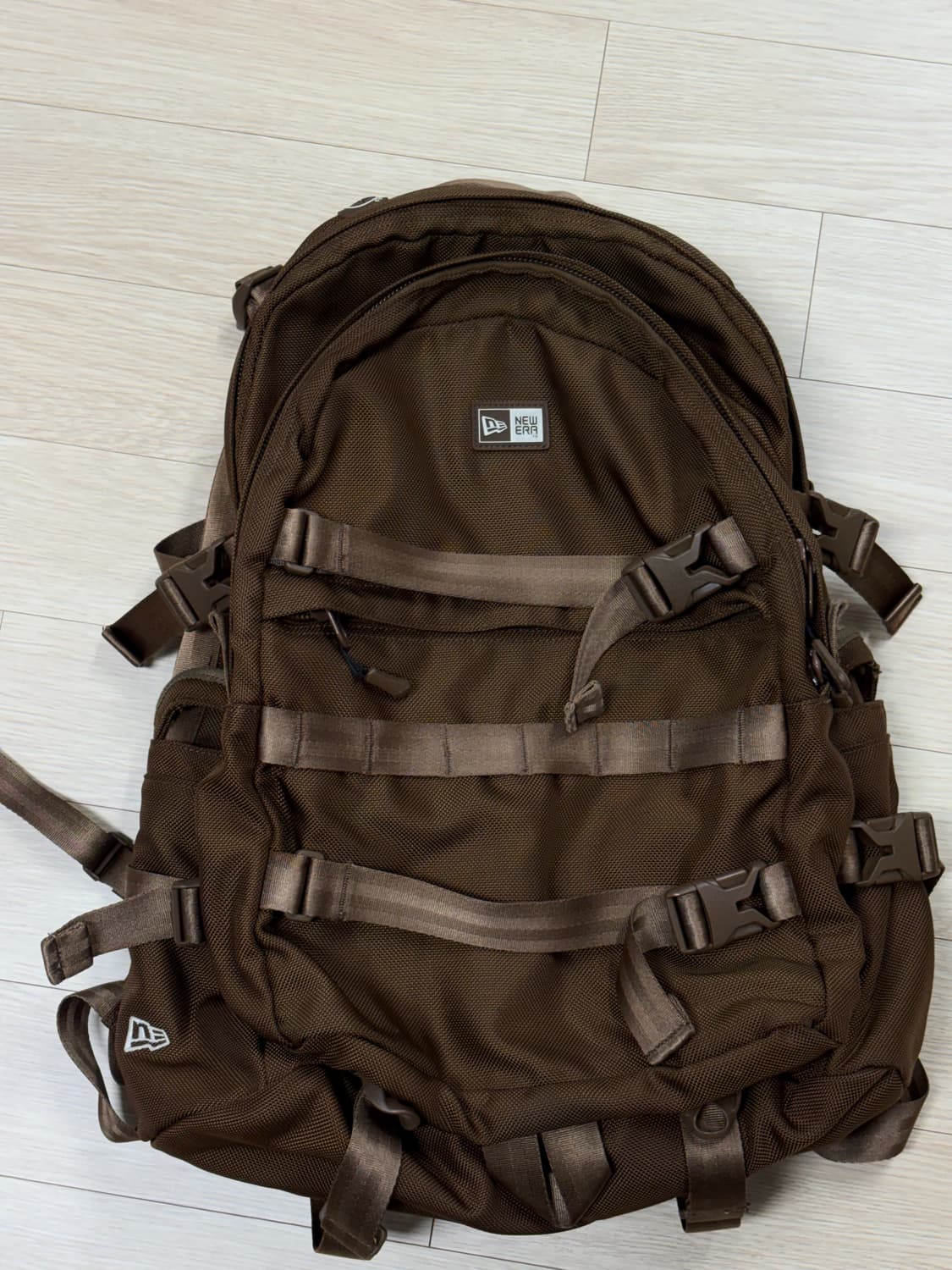 뉴에라 백팩 브라운 상품이미지1