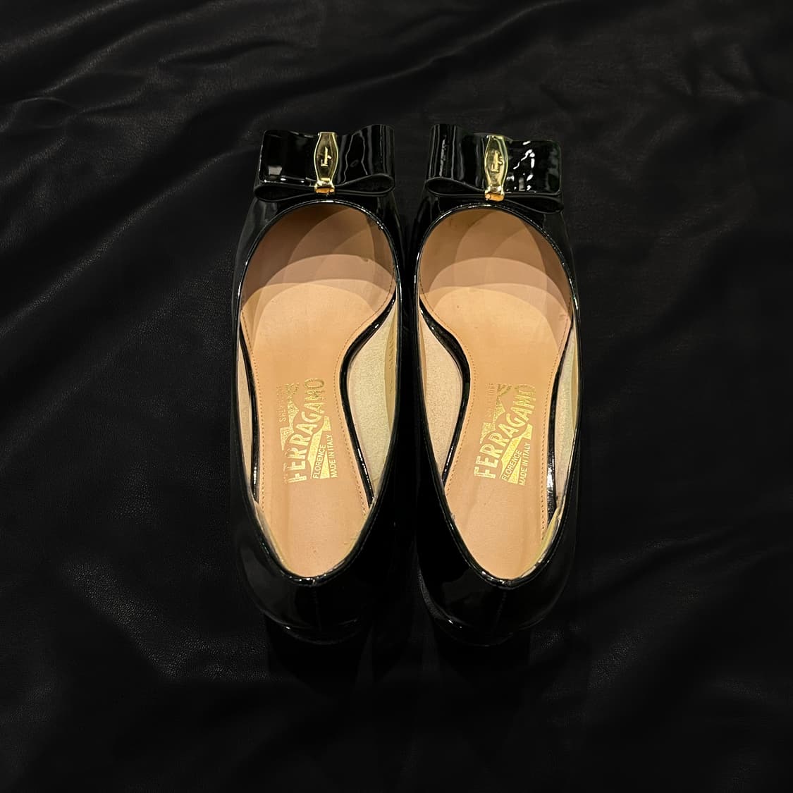 페라가모 바라 블랙 유광 펌프스 상품이미지5