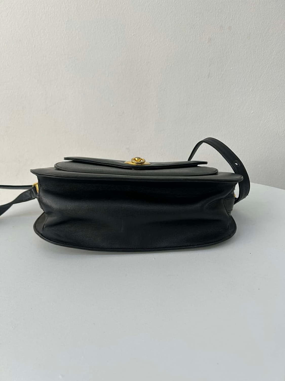 지방시 빈티지 금장 오벌 락 가죽 숄더 크로스백 상품이미지5