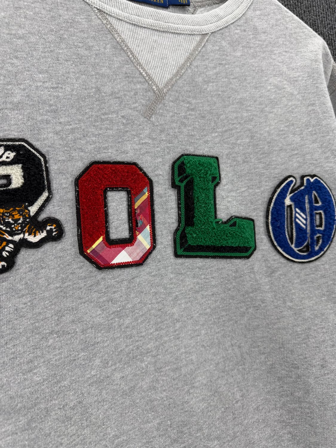 스펠아웃 패치 맨투맨 상품이미지3