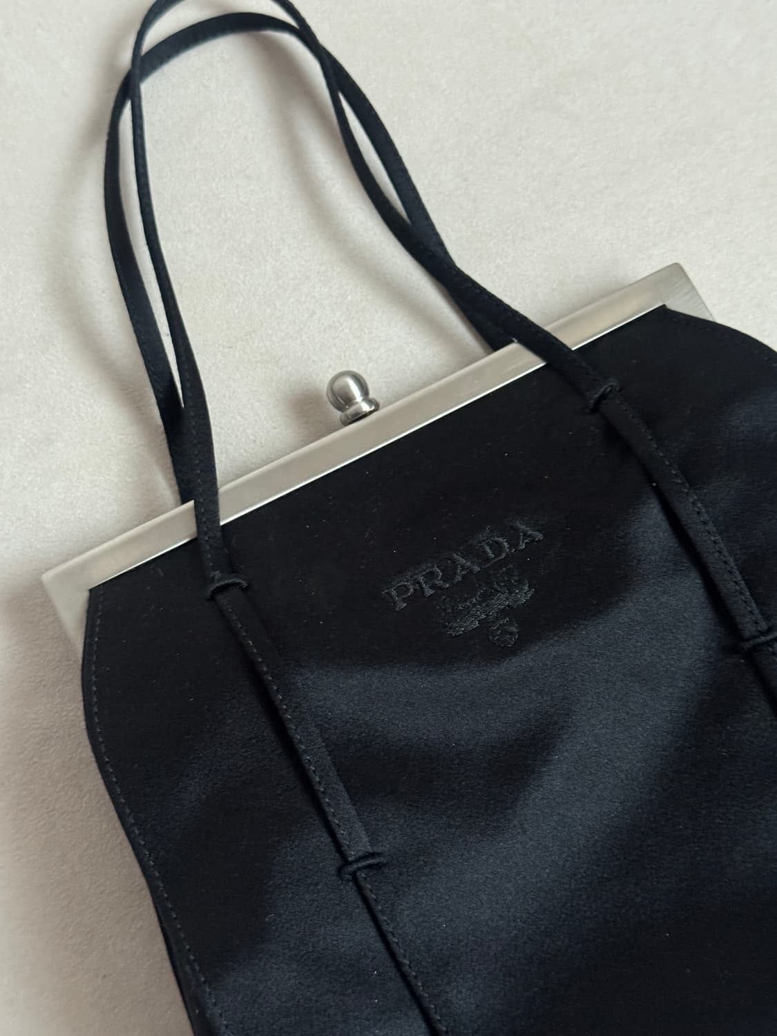 프라다 새틴 빈티지 미니백 블랙 상품이미지2