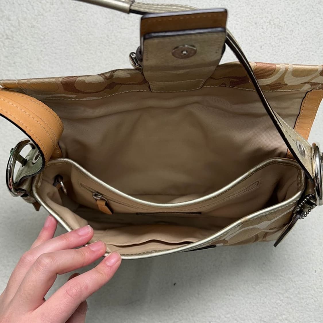 코치 소호 시그니처 C 메탈릭 스몰 플랩 숄더백 상품이미지6