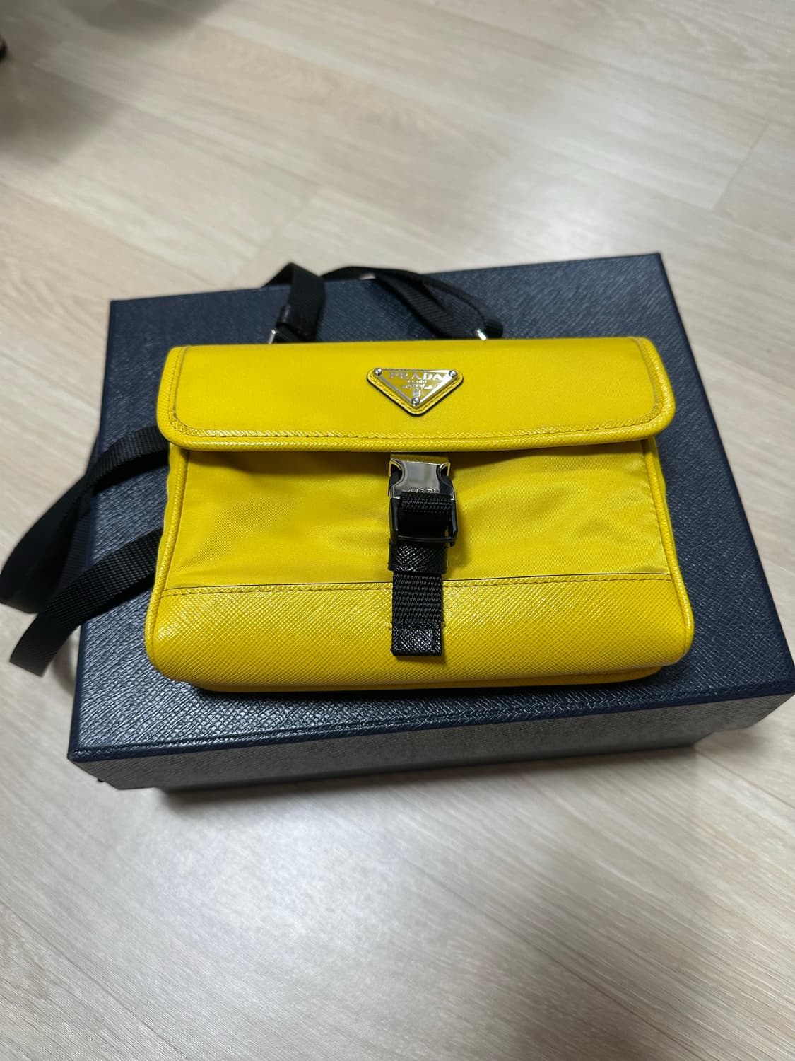 프라다 크로스백 엘로우 상품이미지1