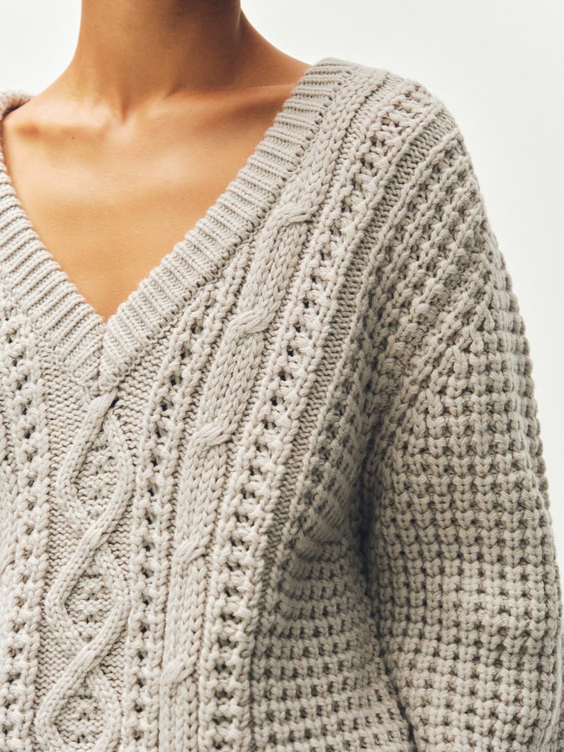 CABLE FISHERMAN V-NECK KNIT, LIGHT GRAY 상품이미지2