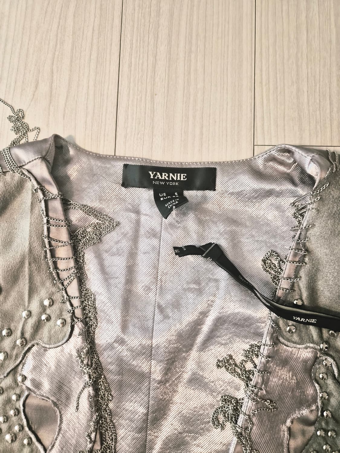 (새상품) YARNIE 뉴욕 실버 체인&스터드 자수 포인트 베스트 상품이미지2