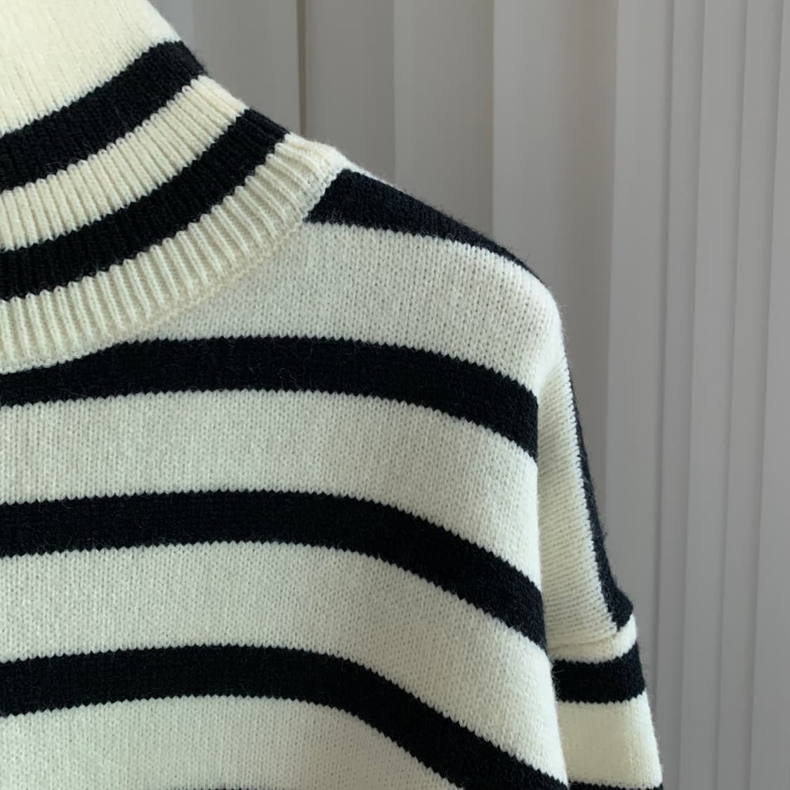 스트라이프 옆트임 루즈핏 터틀넥 니트 상품이미지3