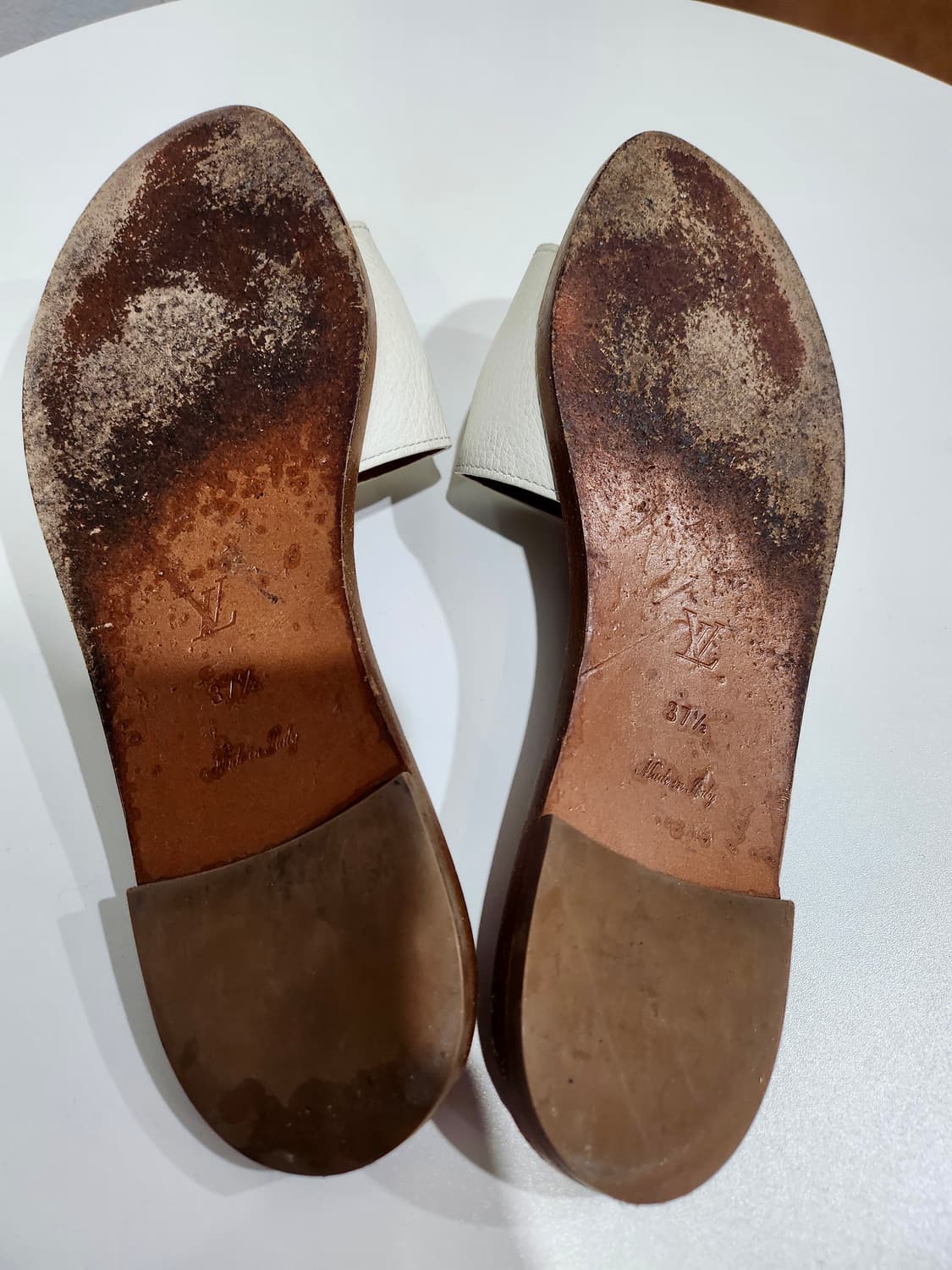 루이비통 화이트 골드 로고 슬리퍼 37.5 정품 상품이미지8