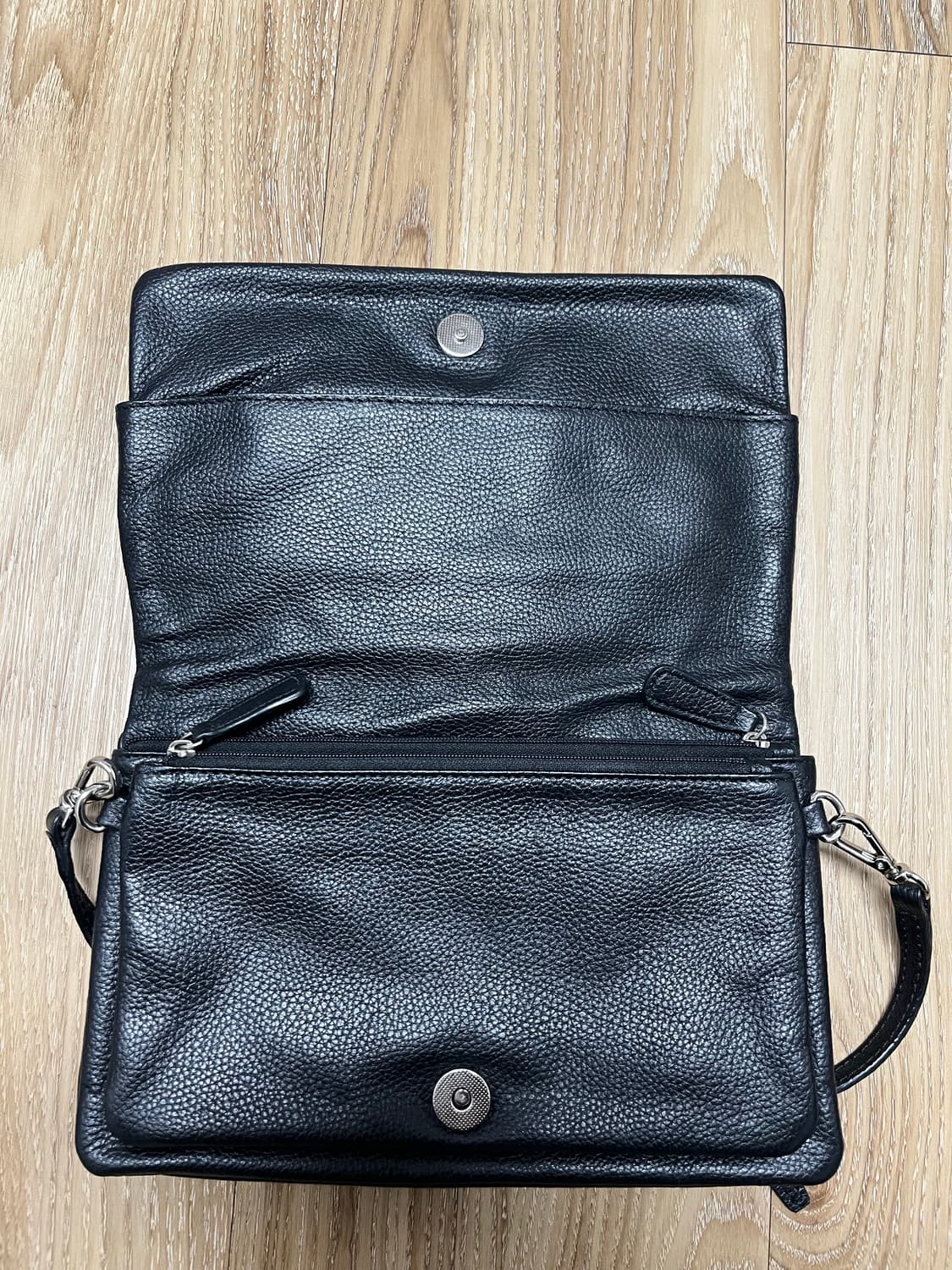 앤 클라인 스터드 소가죽 크로스백 상품이미지6