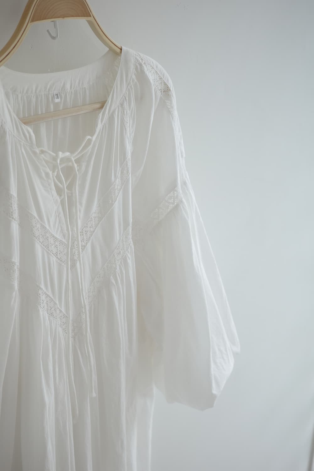 adapt 
• 화이트 퍼프 소매 샤링 코튼 롱원피스 상품이미지3