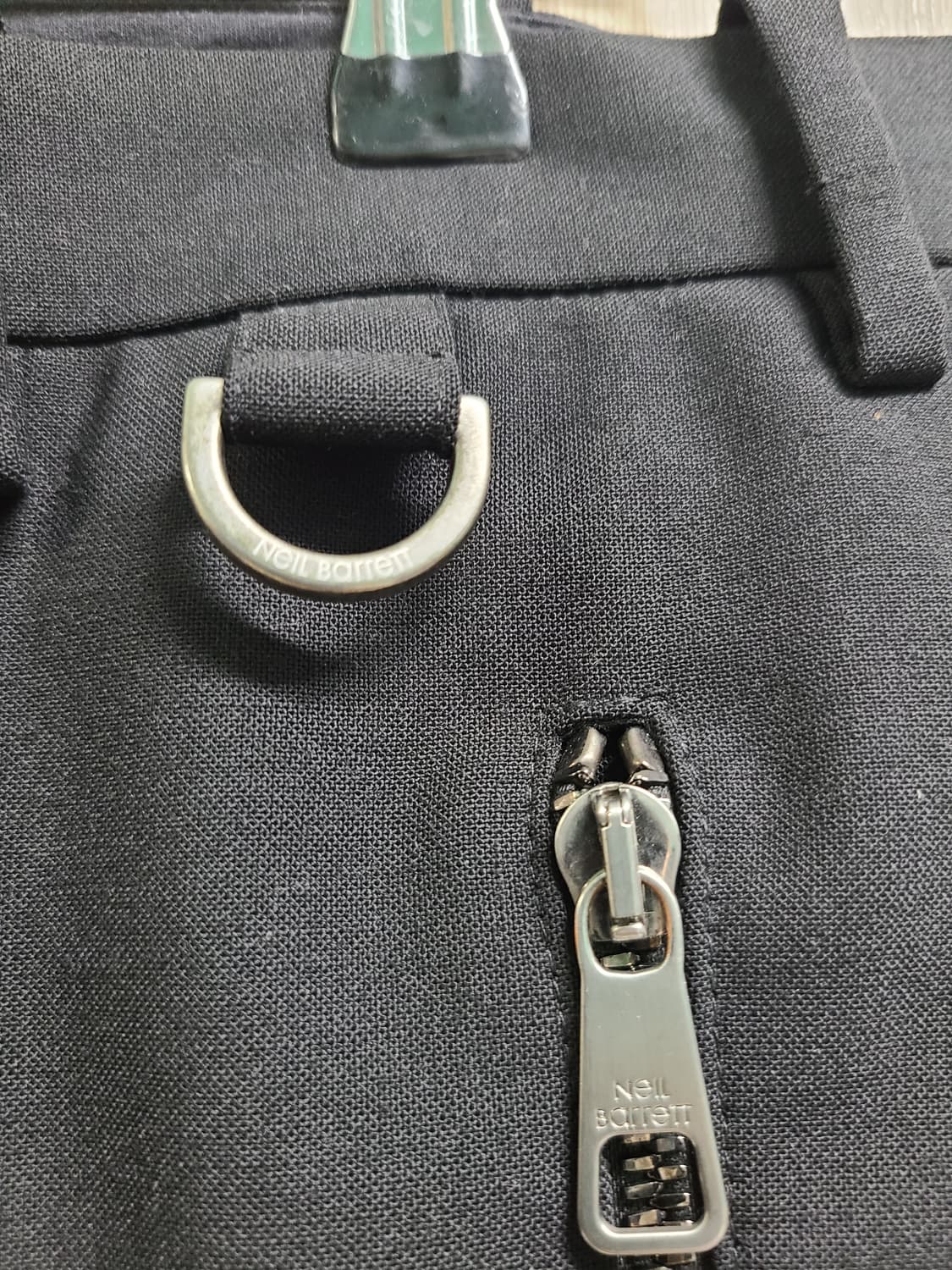 닐바렛 블랙 색상 지퍼 디테일 슬랙스 상품이미지2