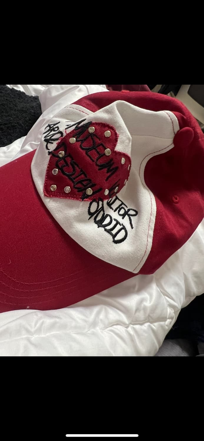 더뮤지엄비지터 하트 패치 스터드 볼캡 레드 상품이미지3