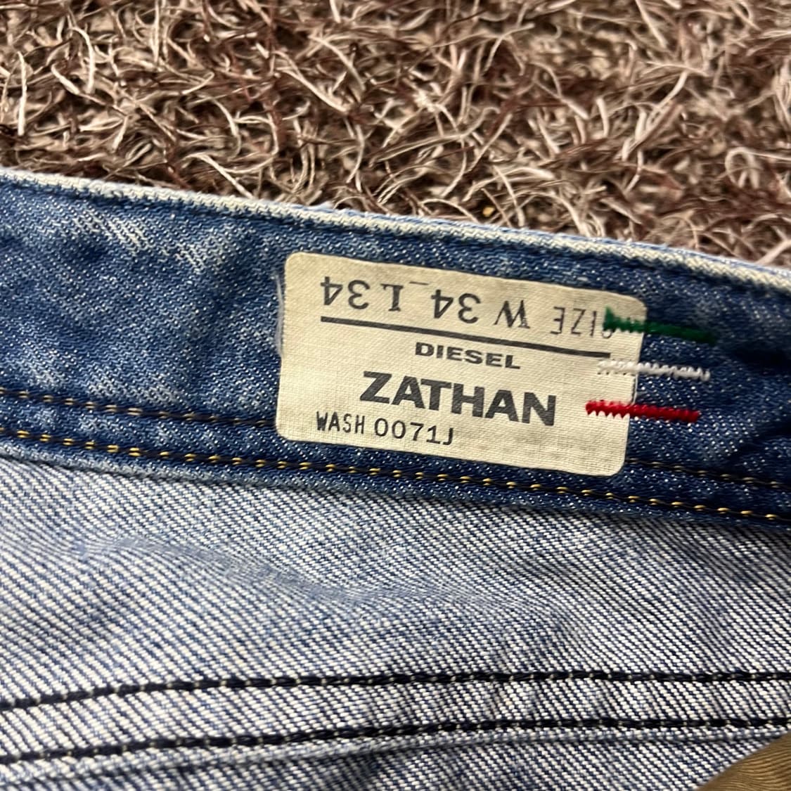 디젤 부츠컷 ZATHAN 워싱 디스진 데님 팬츠 상품이미지6
