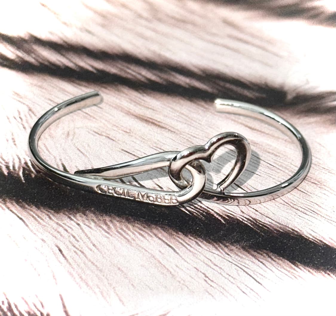 Cecil McBee 세실 맥비 갸루 로고 레터링 실버 하트 뱅글 팔찌 상품이미지1