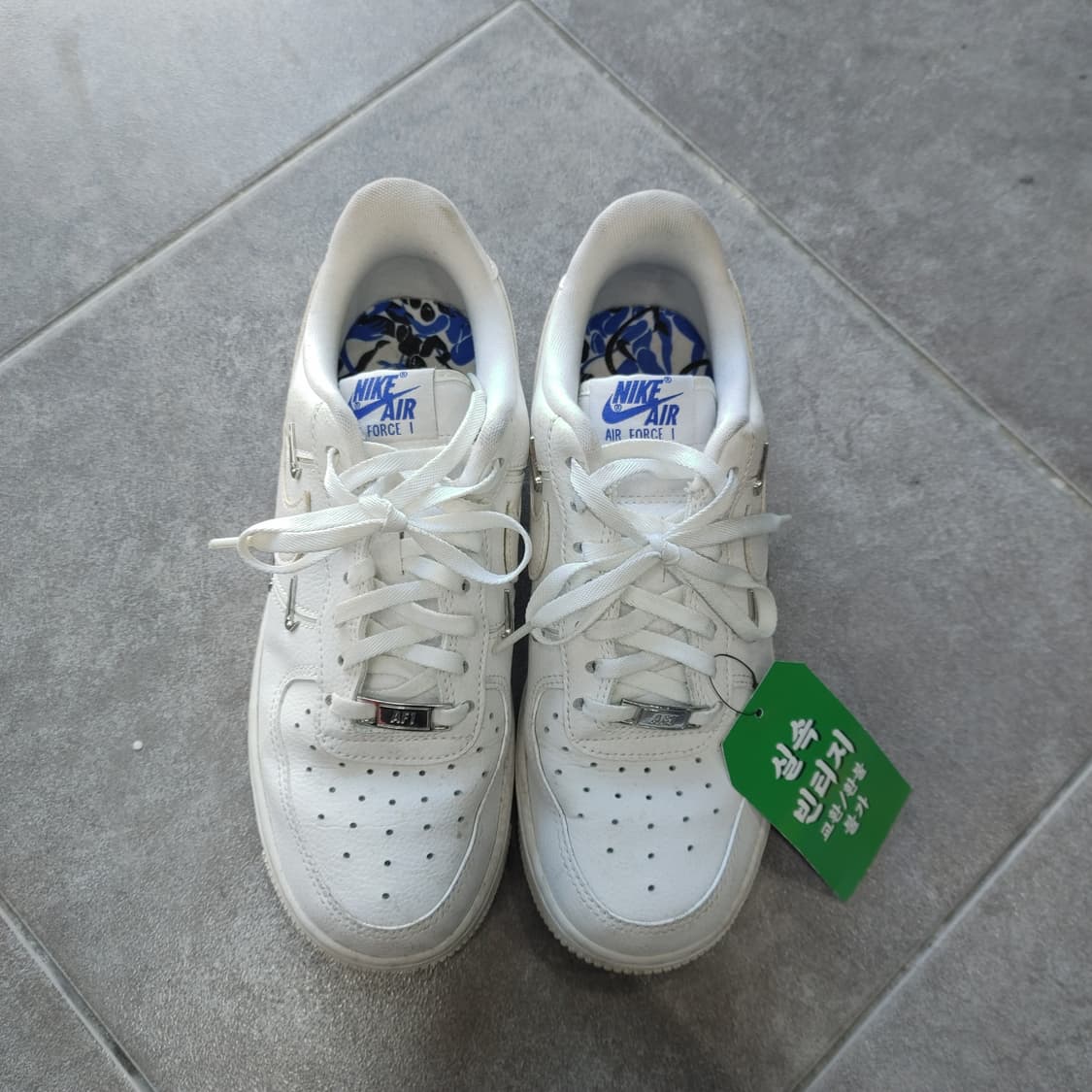 230 나이키 여성 에어포스 1'07 LX크롬화이트 하이퍼로얄 스니커즈 상품이미지2