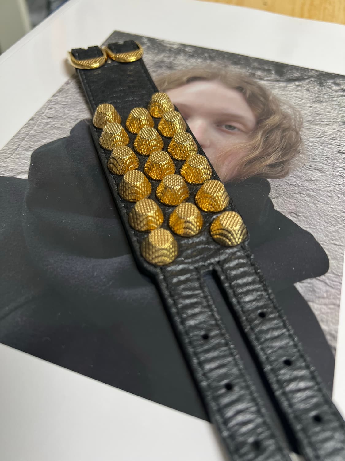 발렌시아가 자이언트 브레이슬릿 골드/블랙 상품이미지5