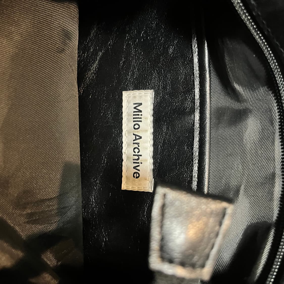 밀로 아카이브 쉘 레더 데이 백 상품이미지4