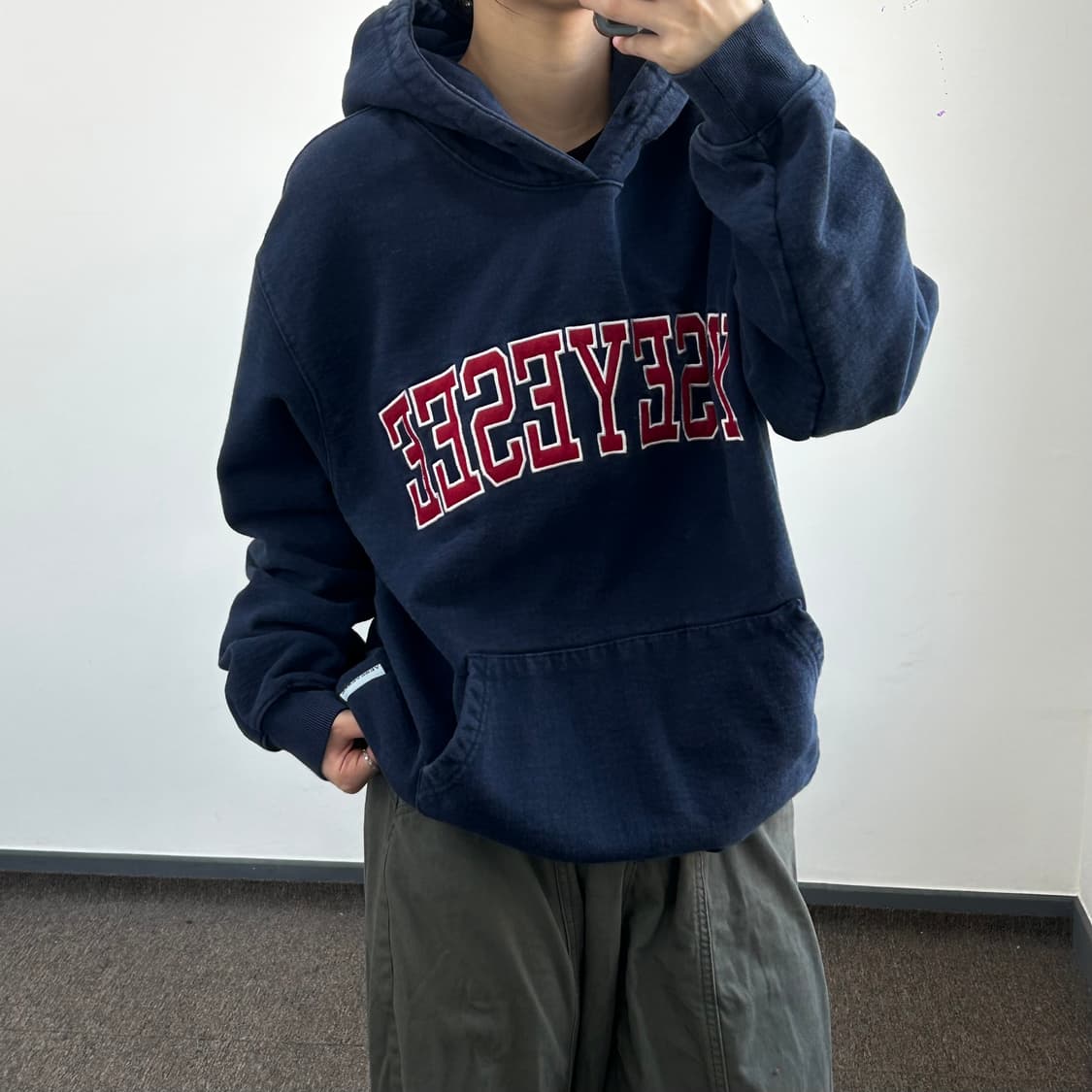 Yeseyesee 예스아이씨 스펠아웃로고 네이비 후드티 상품이미지2
