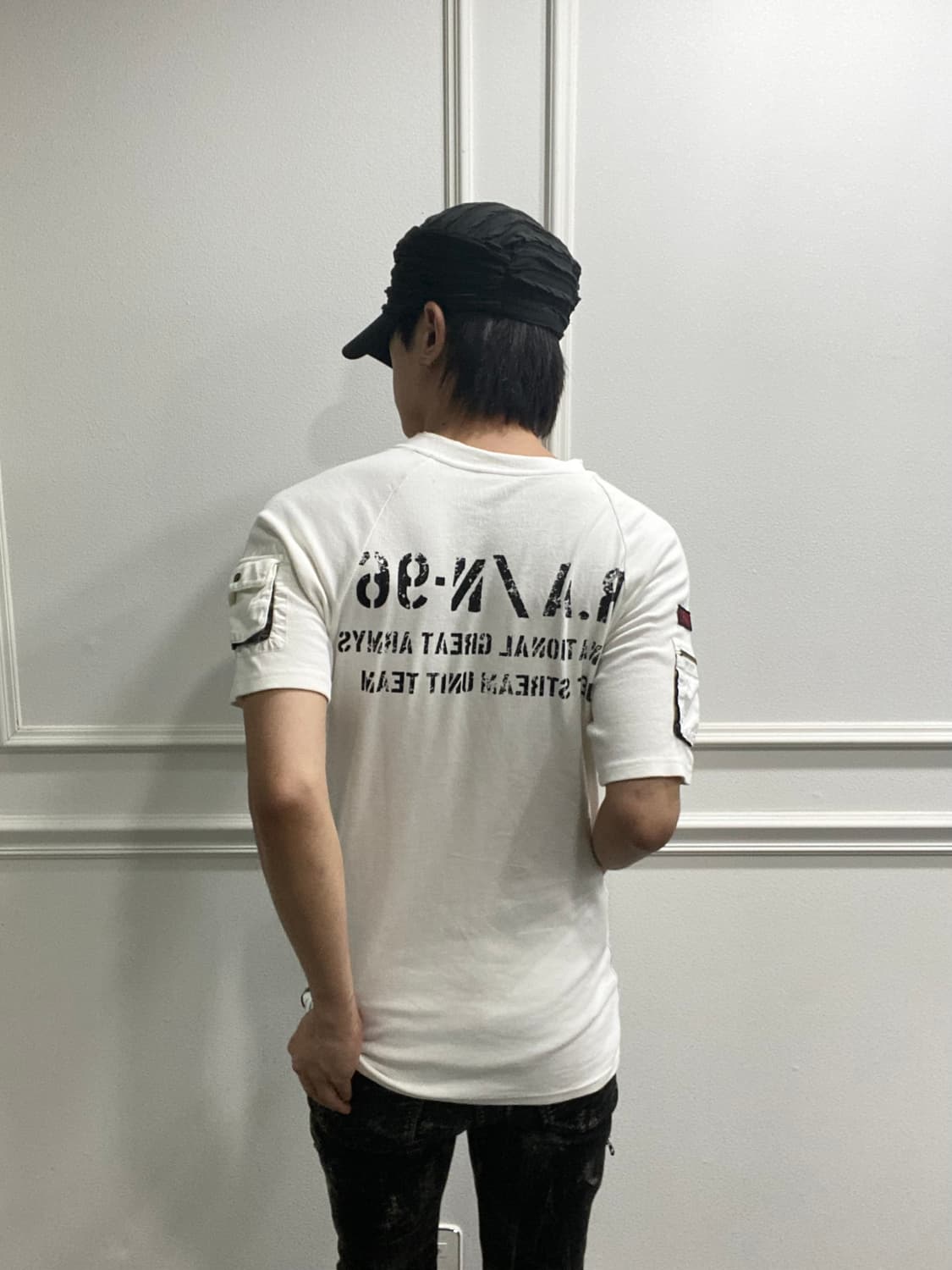 Patch&Pocket Detail White V-Neck Tee 상품이미지1