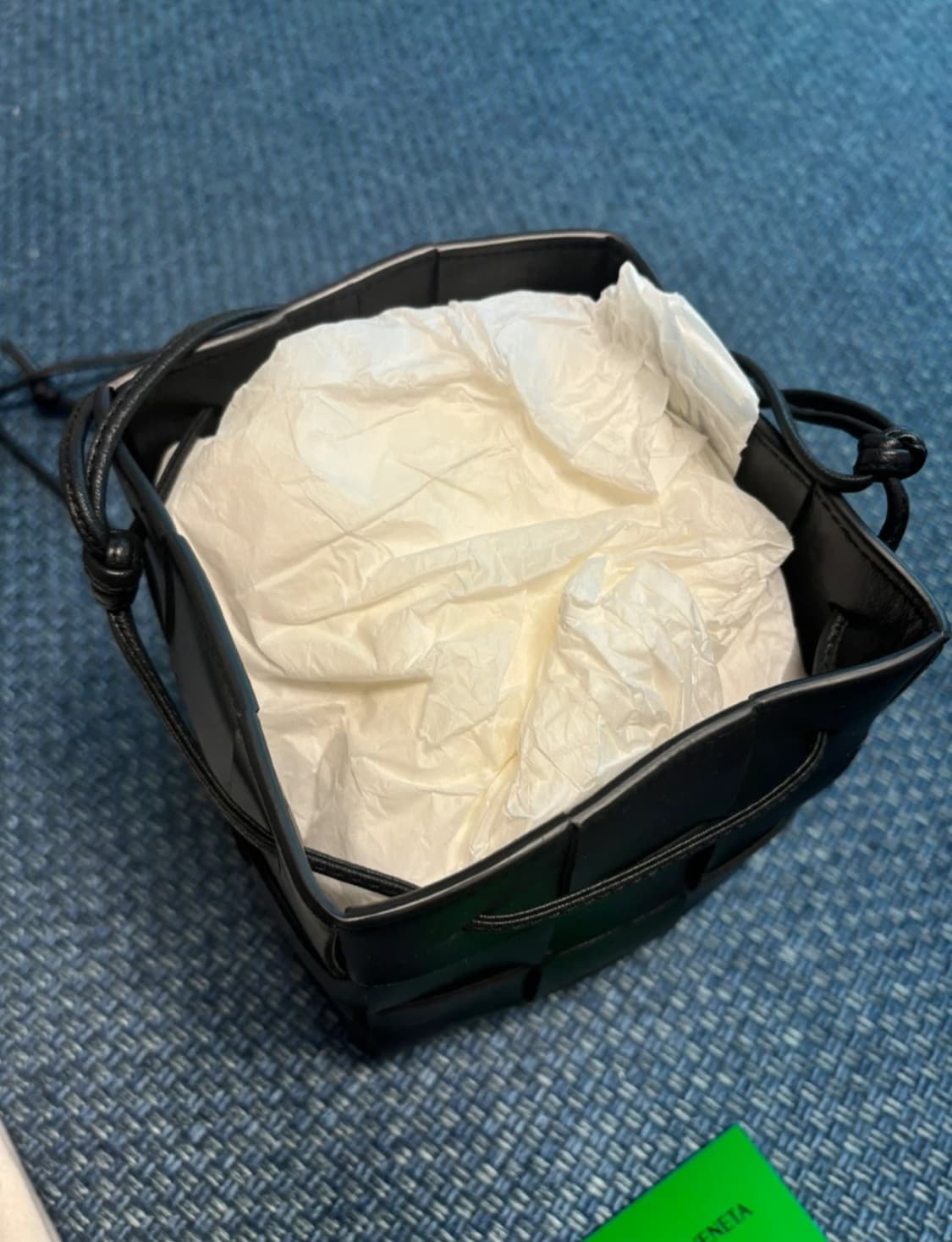 보테가베네타 스몰 카세트 크로스바디 버킷 백 블랙 상품이미지2