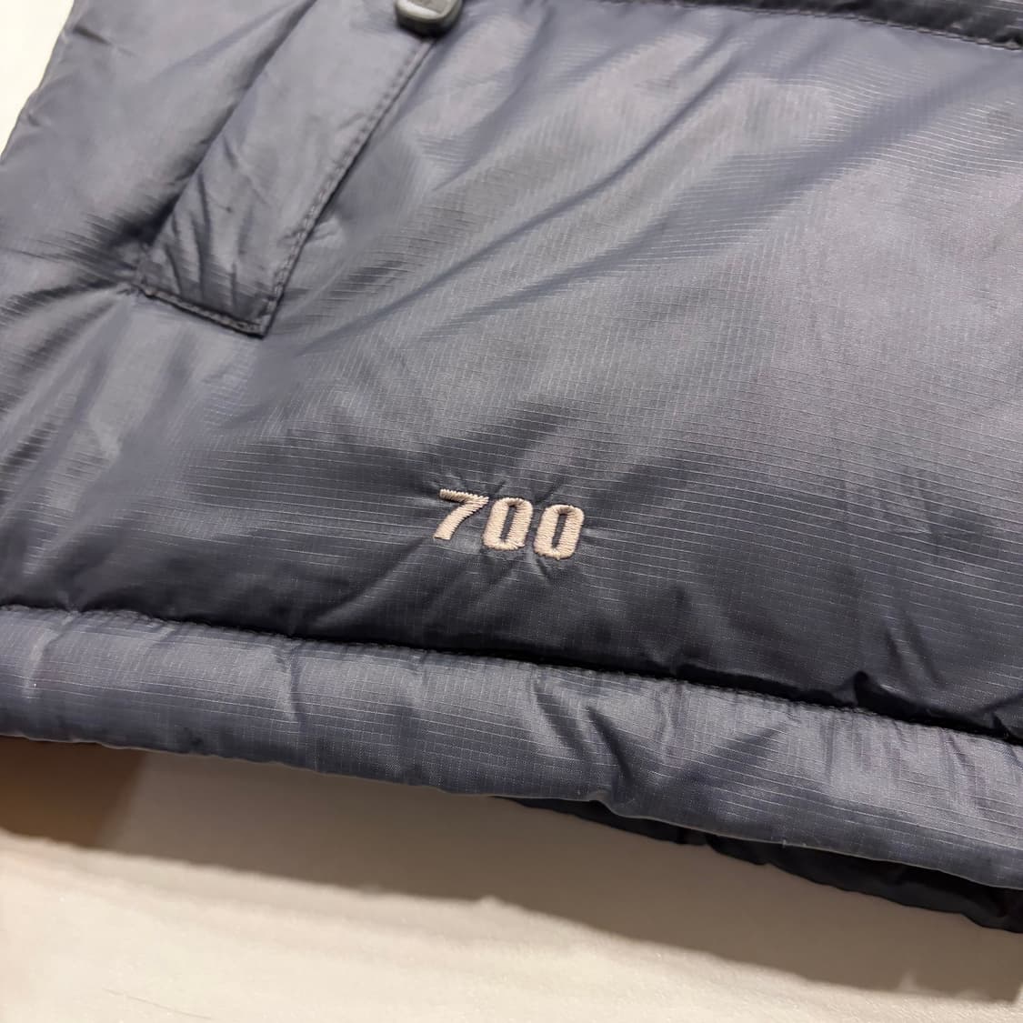 [85] 노스페이스 700 눕시 패딩 베스트 블랙/그레이 B408 상품이미지5