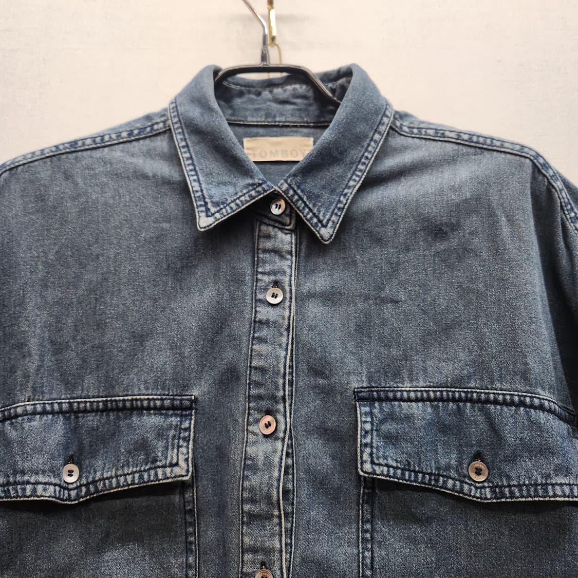 TOMBOY 톰보이 자수 디테일 데님 반팔 셔츠 M 상품이미지2
