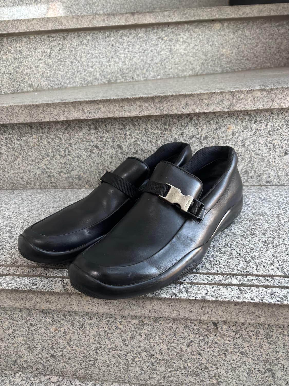 프라다 스포츠 버클 로퍼 상품이미지1