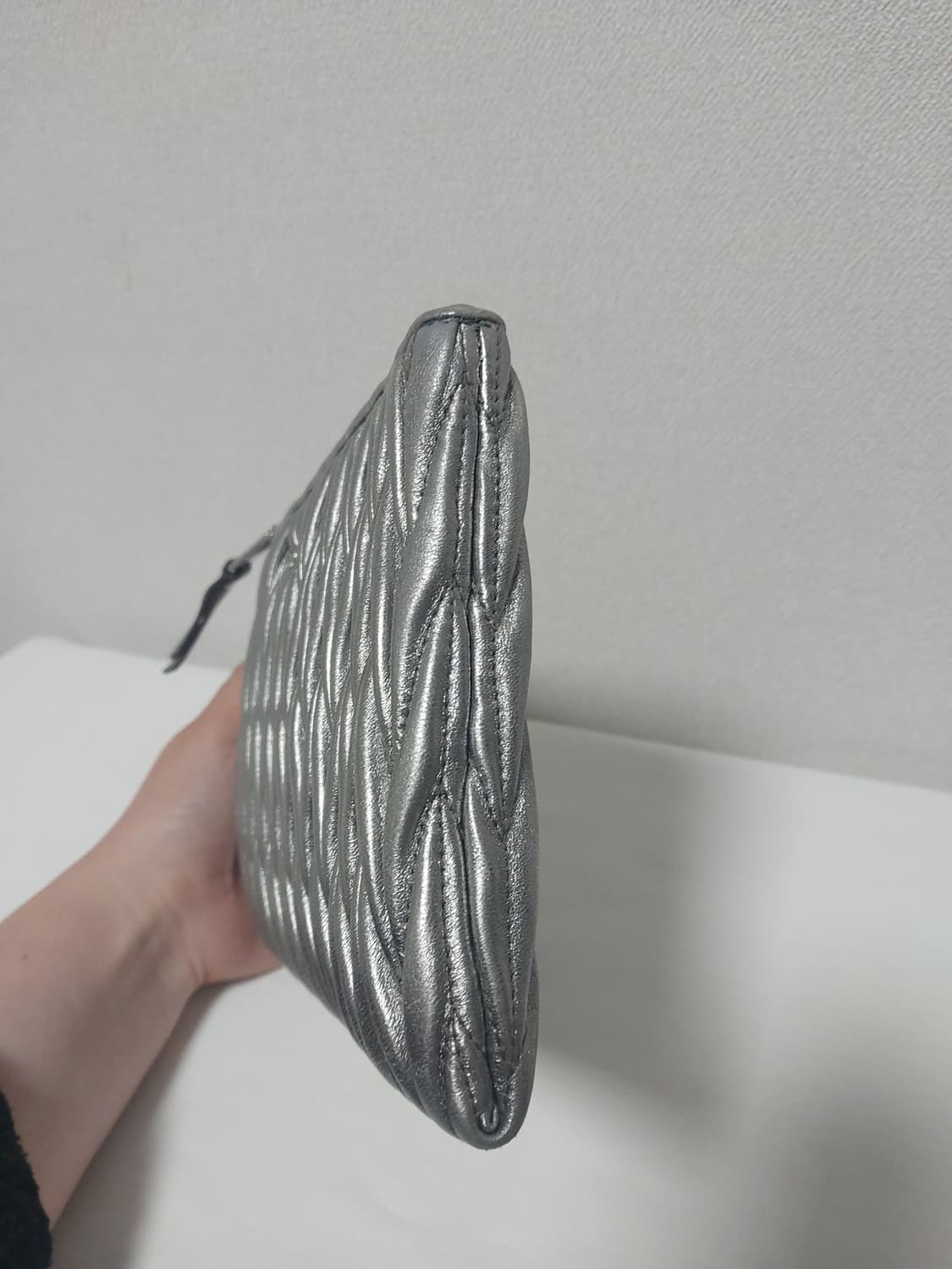 정품 미우미우 마테라쎄 클러치 실버 상품이미지3