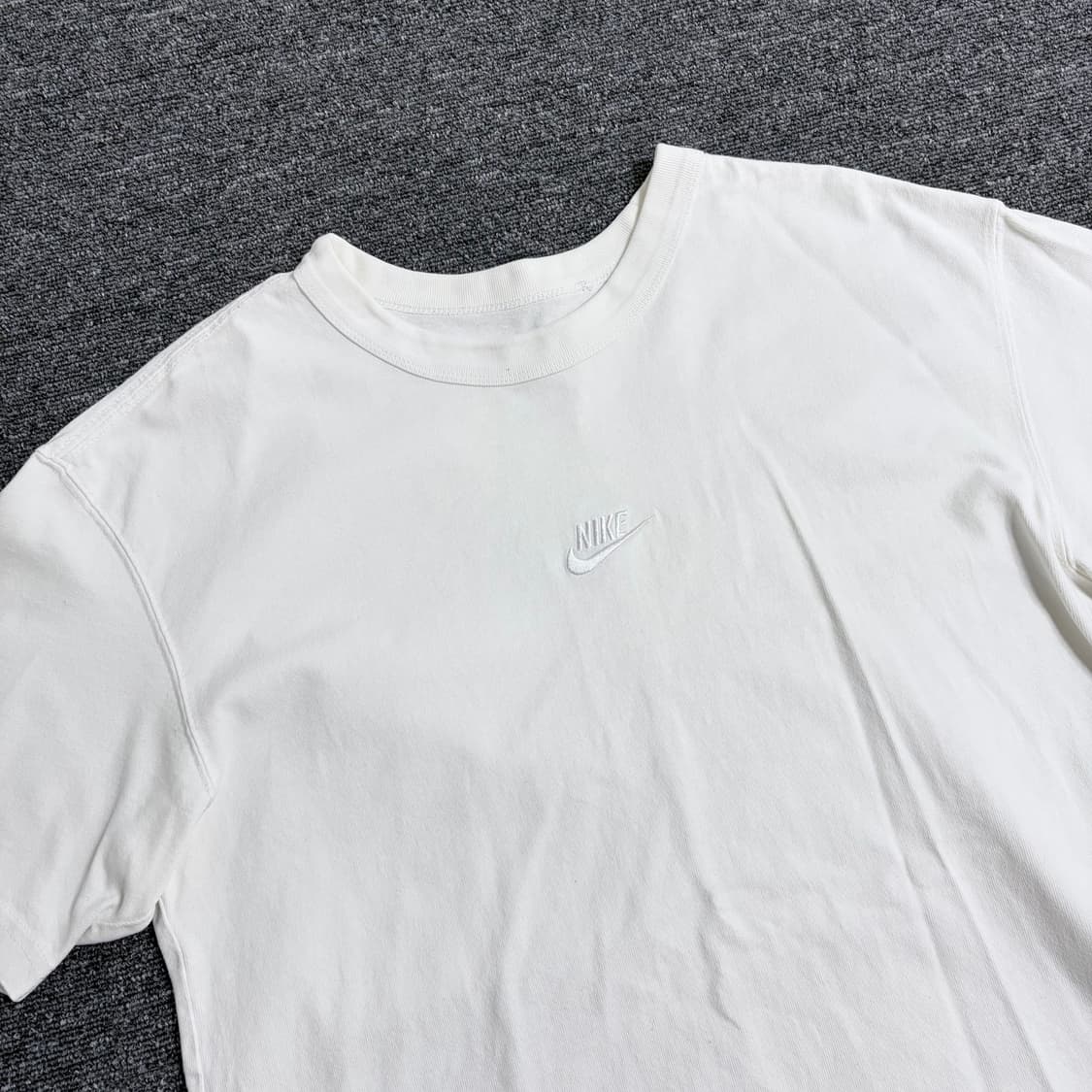 나이키 프리미엄 에센셜 반팔티 상품이미지2