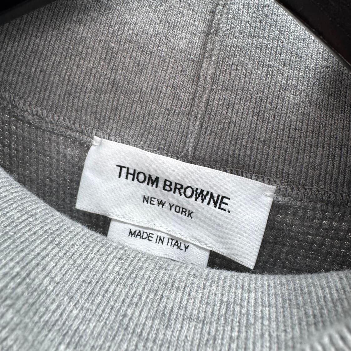 [4사이즈] 톰브라운 사선완장 터틀넥 와플 니트 그레이 (MJS106A) 상품이미지6