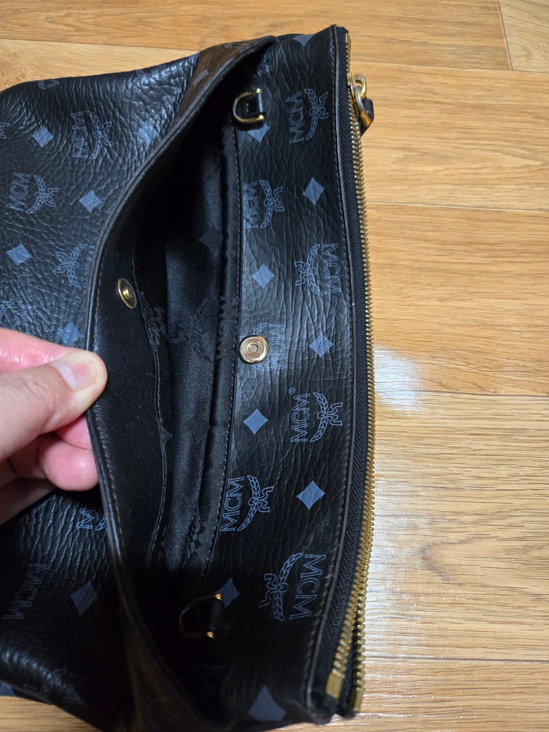 MCM 정품 블랙 비세토스 클러치백 상품이미지5