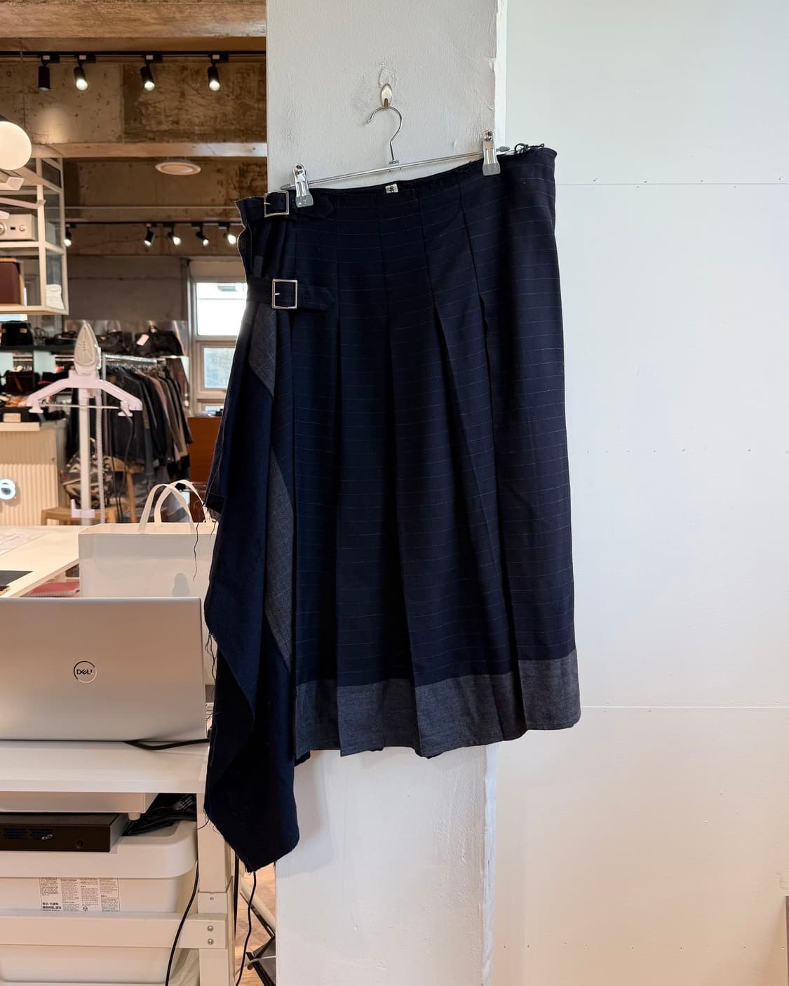 꼼데가르송 그레이 스트라이프 버클 핀턱 미디스커트  상품이미지2