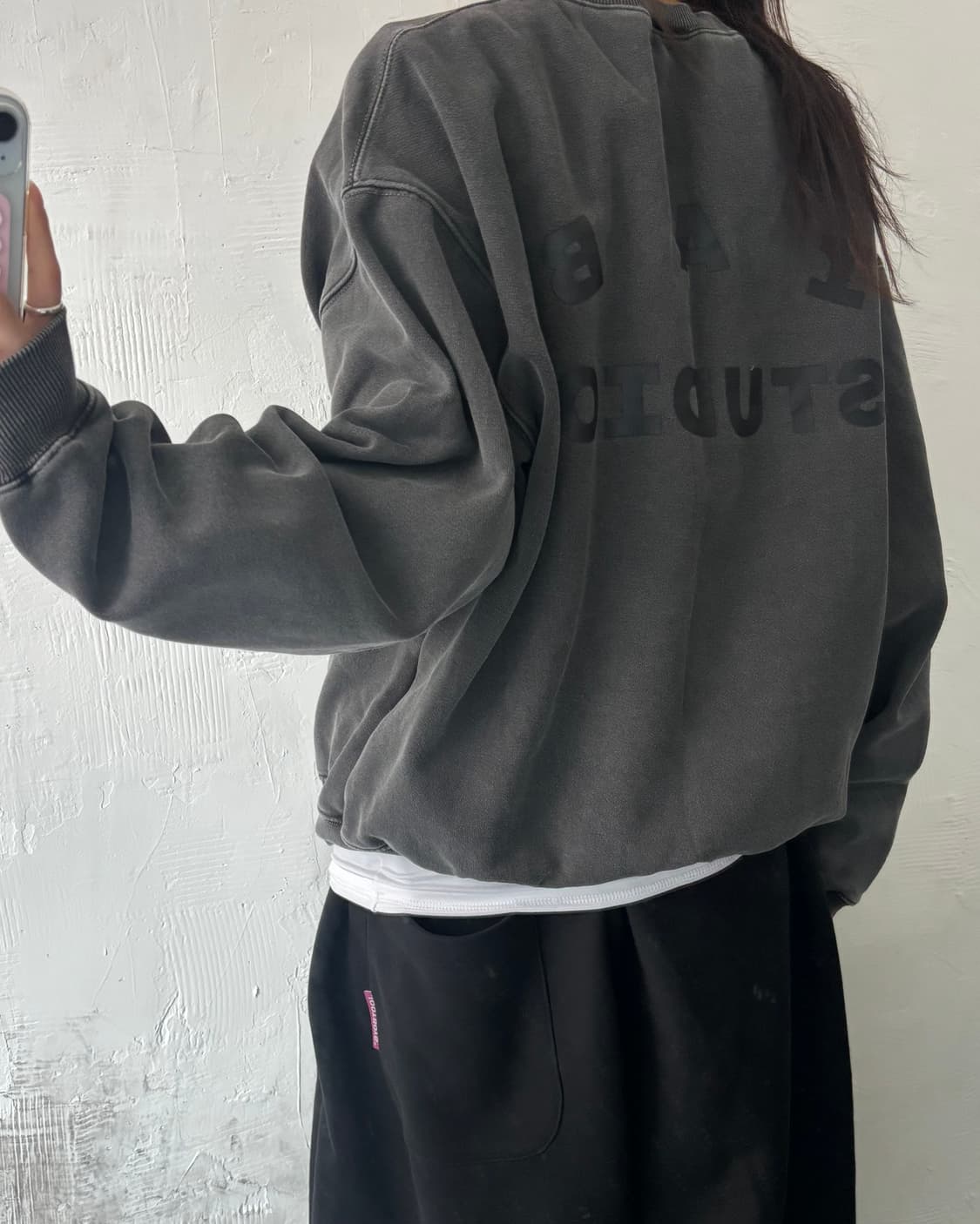 IAB Studio 아이앱 스튜디오 피그먼트차콜 로고 맨투맨 상품이미지3