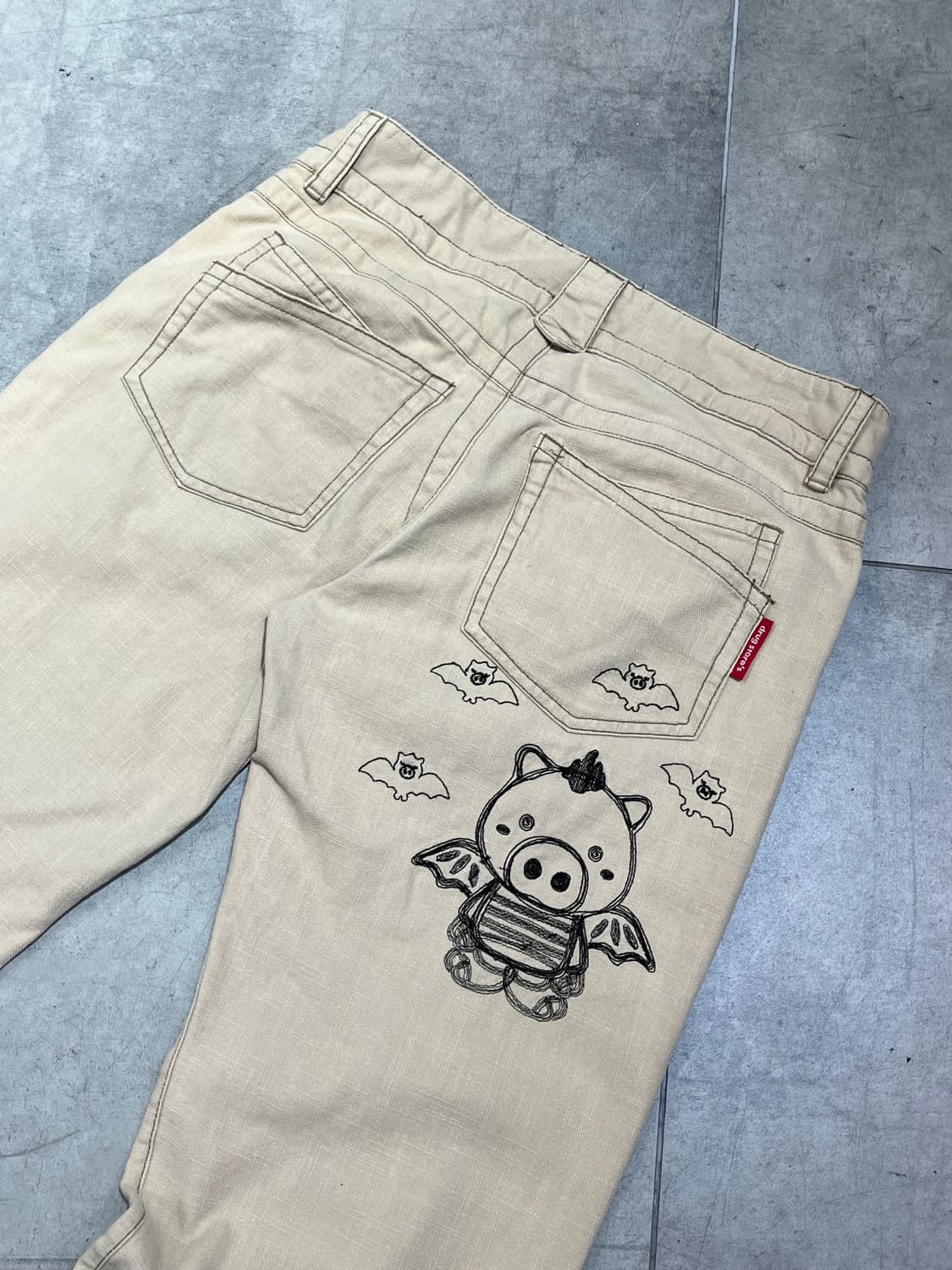 Drug store 박쥐 돼지 자수 베이지 코튼 와이드  팬츠 상품이미지1