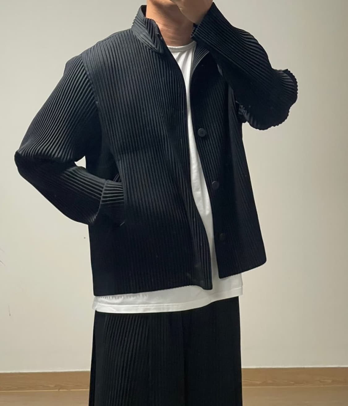 옴므플리세 23FW 8월 먼슬리 플리츠 하이넥 버튼 자켓 블랙 2 상품이미지1