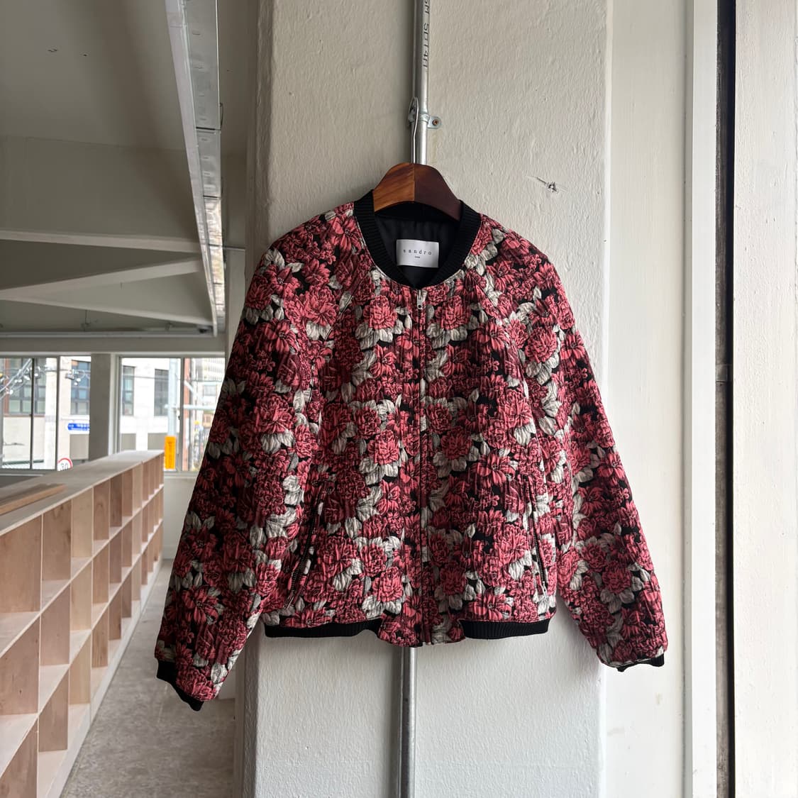 산드로 에보라 플로럴 크롭 봄버 자켓 상품이미지4